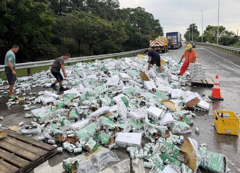 下班小心！國3善化匝道滿地啤酒罐 警方急交管疏導