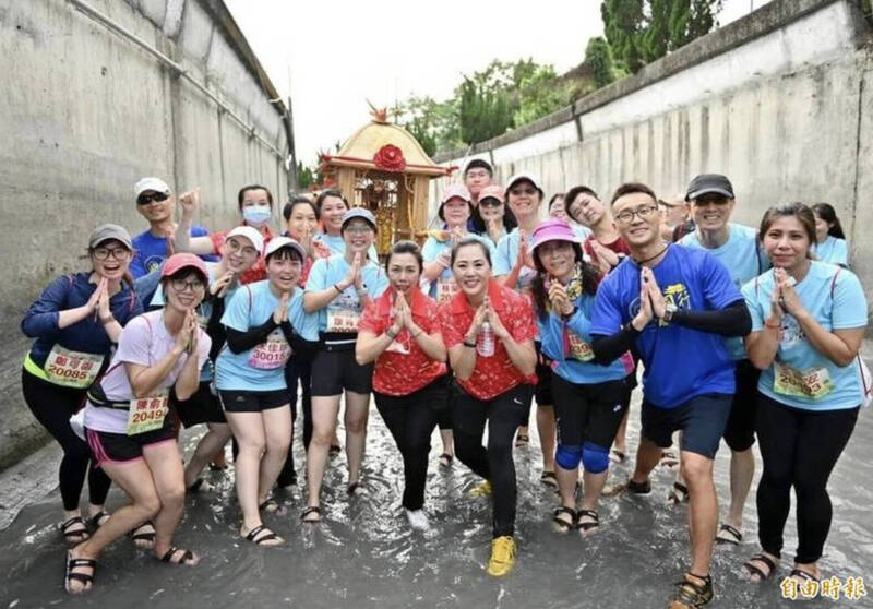 二水跑水節「與神同行」！千人健行水上漂 5宮廟神轎鬥陣衝了