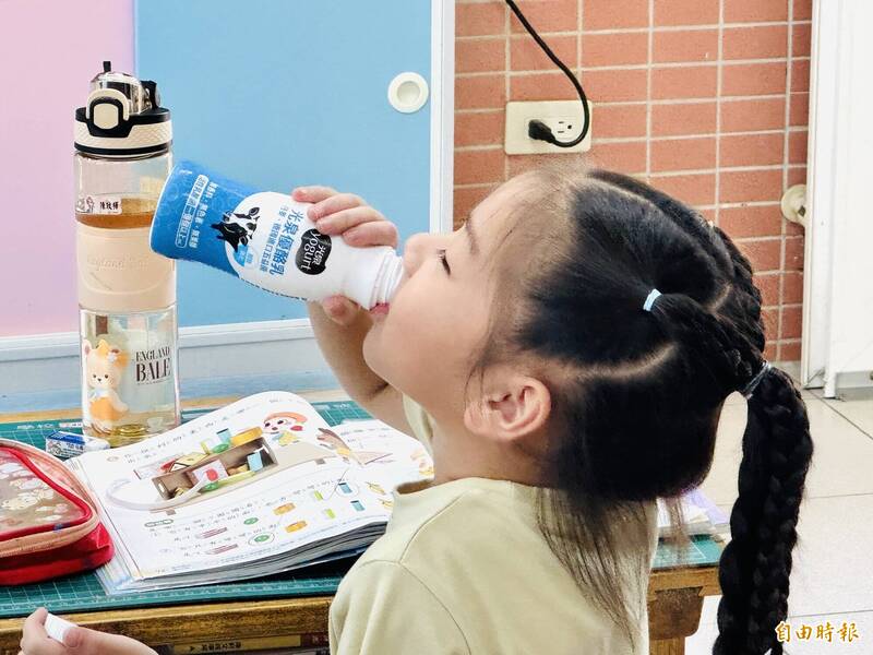 海邊孩子比首都小孩還幸福 ！嘉義縣網寮國小天天喝乳品