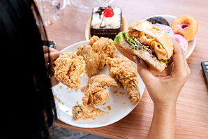 不餓也想吃，問題出在哪裡？長期攝取高糖、高脂肪食物讓大腦忘記飽足感