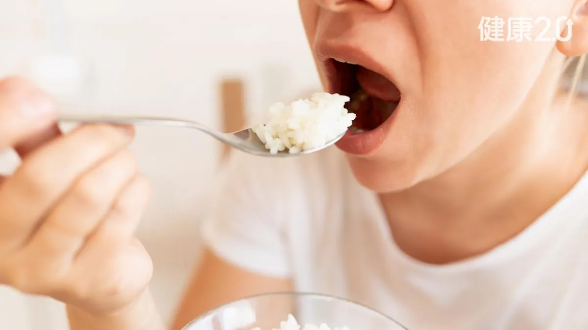 吃飯「1動作」比健身更護腦？醫曝刺激海馬迴，失智風險少近50%