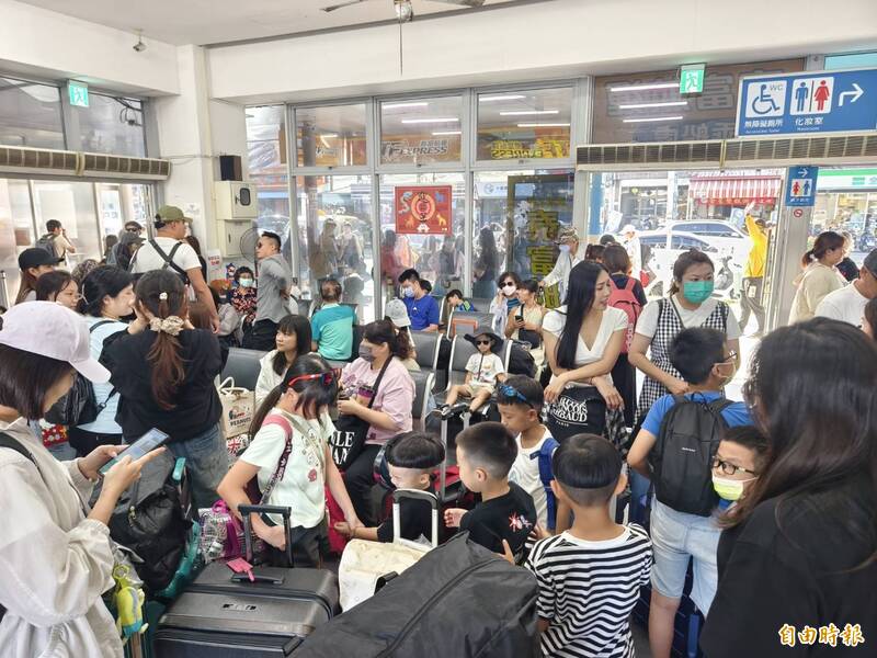 中秋、國慶小琉球連掀旅遊潮 吃飯要等兩小時