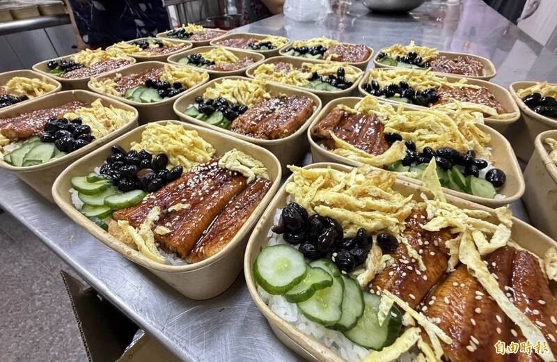 鹿港農會送500個蒲燒鰻便當 排隊人潮逾700米