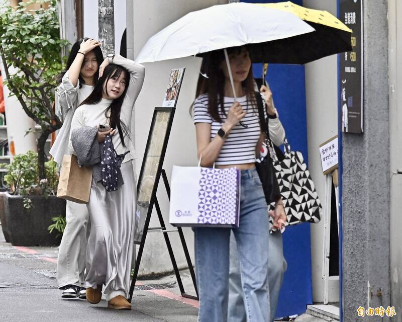 低壓帶影響全台有雨 氣象專家提醒週末西南風增強天氣更不穩