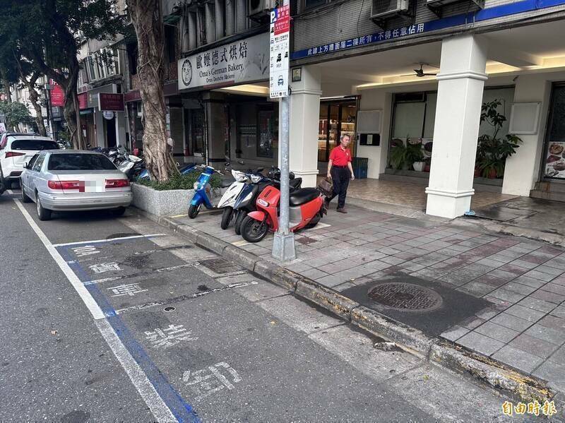 超商繳停車費竟要「多1步驟」 王欣儀：1年多印800萬張紙本末倒置