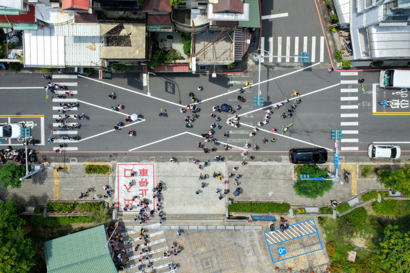 離開學校人行道就沒了、學童事故熱點不在通學區範圍！為何政府改善力不從心、孩子上下學仍難安心？