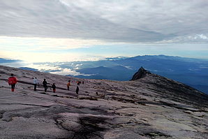 海外旅遊生病怎麼辦？／登山滑一跤 慘被背下山
