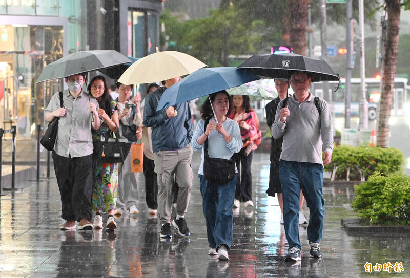 白海豚來襲!週六父親節 中北部慎防豪大雨