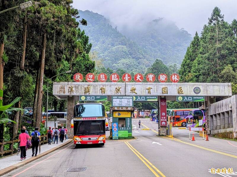 溪頭客運搶破頭！南投站慘搭不到車 目送過站嘆「可憐」