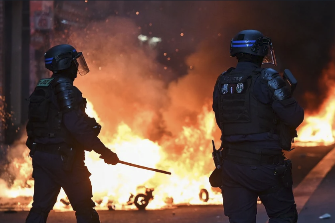 法國55萬人上街抗議！高中生控沒老師、校舍破爛，一場教育危機為何演變成社會怒火？