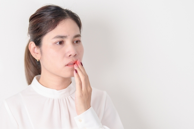 嘴破就是火氣大？越喝涼茶越嚴重？中醫曝反覆口腔潰瘍3原因，這種代表「身體真的累壞了」