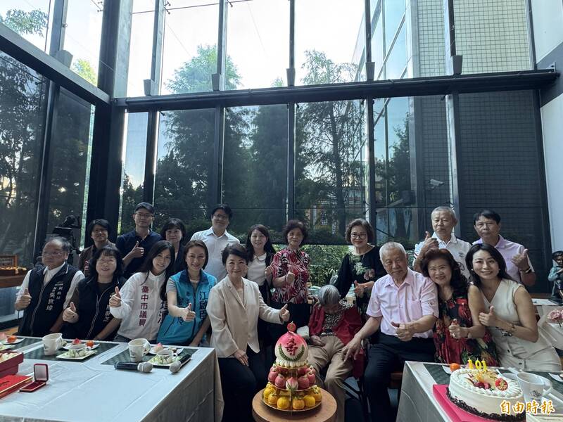 探視大雅廚具人瑞阿嬤張陳碧珠 盧秀燕致贈重陽禮金