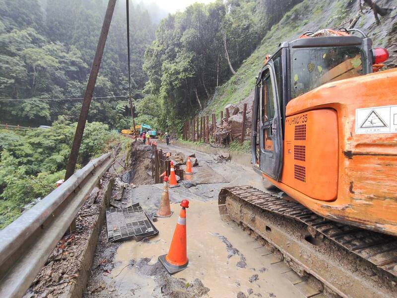 五峰山區大雨 大鹿林道6.8公里處坍方小心通行