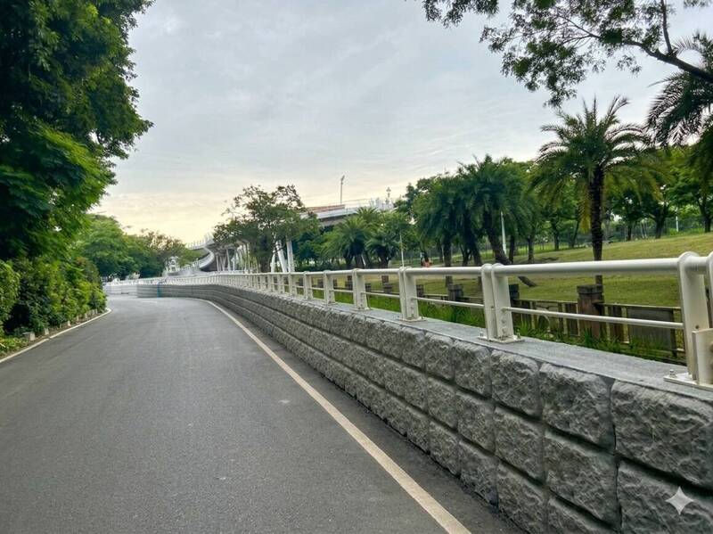 高雄左營區曹公新圳加高防洪牆完工 通過8月大豪雨考驗