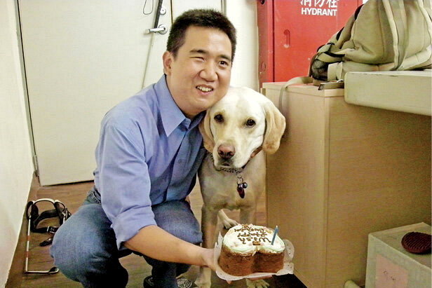 牠差點無法成為台灣首批訓練合格導盲犬...視障者左手牽狗狗、右手持手杖可行嗎？ - 倡議家