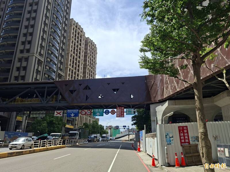 1.2億關埔慈雲空橋限高標誌不合法又不美？ 竹市府：實測超過法規標準