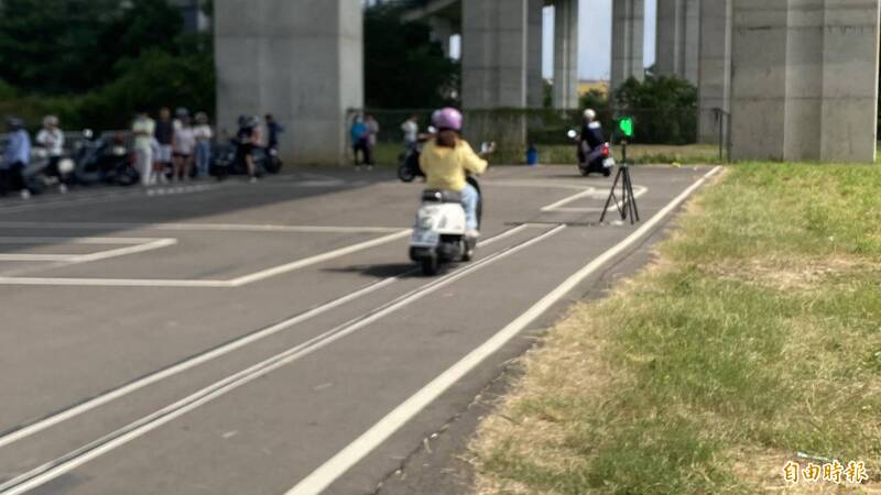 74歲嬤首考機車駕照、68歲嬤重考拚過關……路考戰況曝光