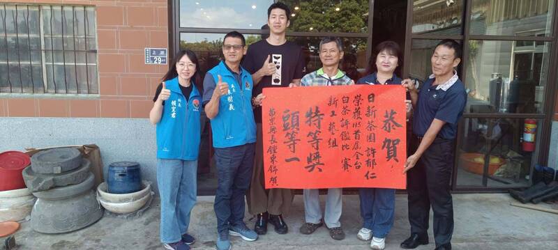 返鄉接家業5年研發果香白茶 許郁仁全台評鑑奪特等獎