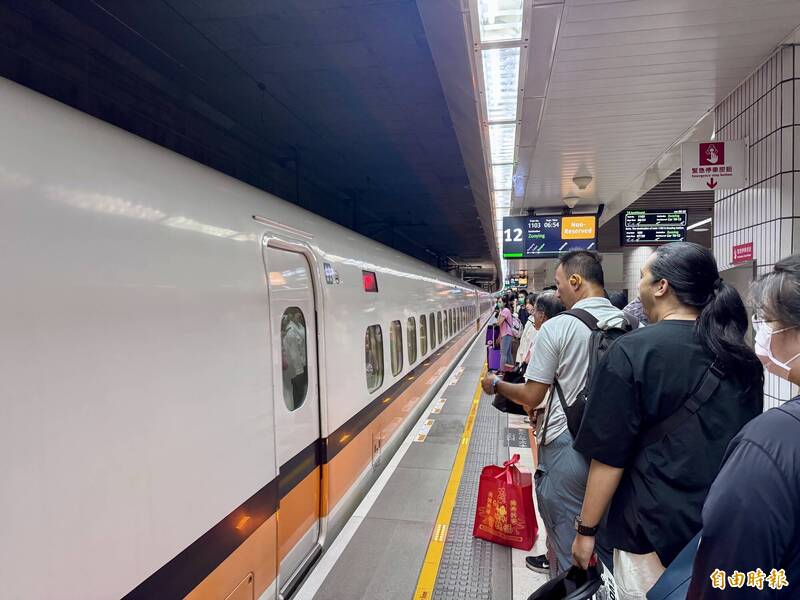 玄關塞爆擠到商務車廂  高鐵致歉、籲自由座旅客分流搭乘