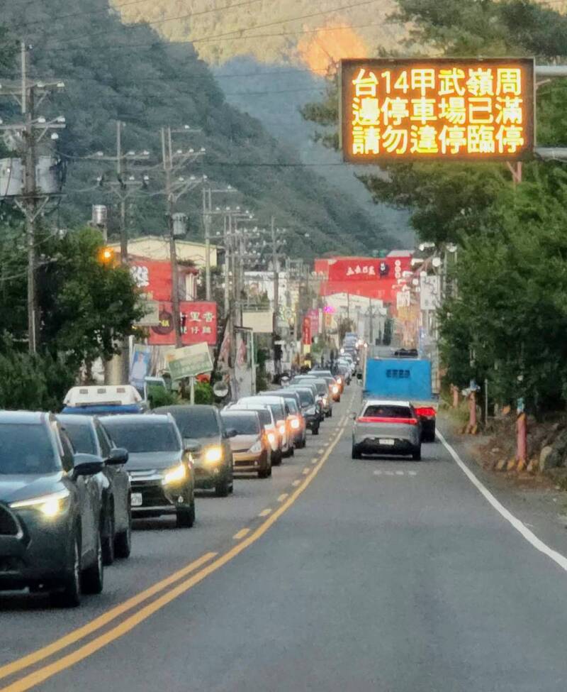 中秋連假車潮湧現 觀音瀑布暴紅引發台14線回堵逾5公里