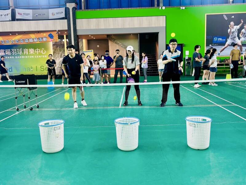 桃青辦匹克球體驗營 「桃氣女孩」熱情應援揮拍