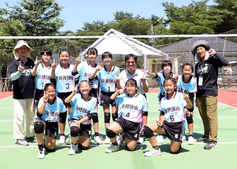 成軍3年首登頂！苗栗苑裡國小女排永信盃封后 獻教練最棒生日禮物