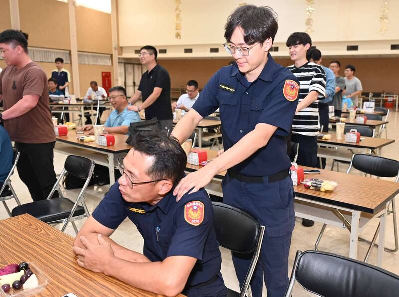 父親節「波麗士父子、父女檔」同台「全身大臨檢」按摩笑翻全場