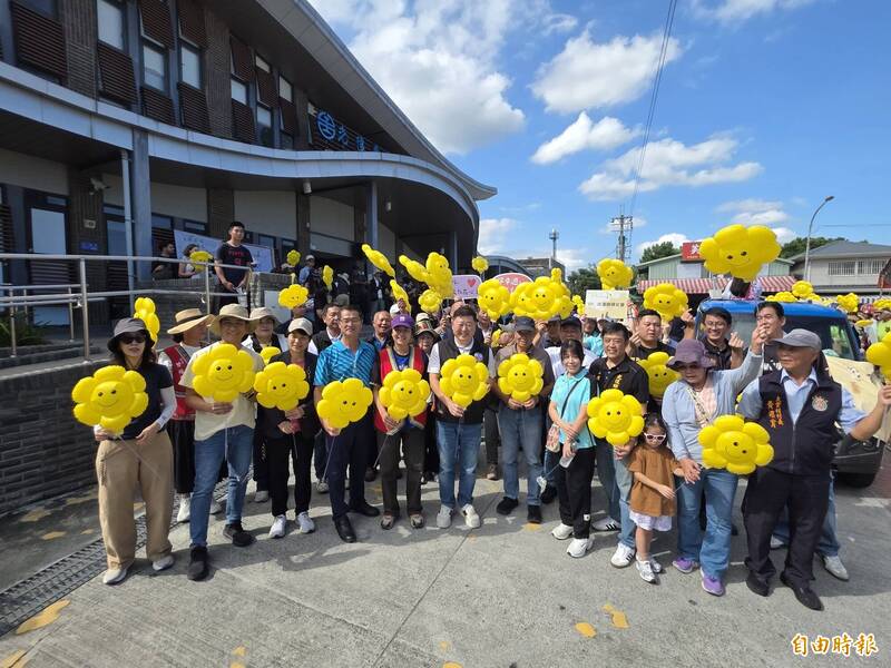鏟子超人回光復參加感恩生活節 向日葵氣球飄揚 鄉民喊「謝謝超人」