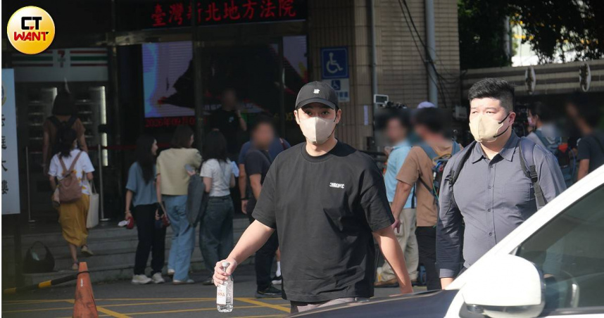 閃兵後求生1／李唯楓開庭後約女伴看中醫 共看手機甜蜜返家