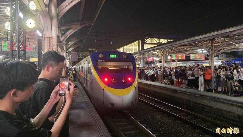 台南車站最後一夜！人潮擠爆送別百年鐵道