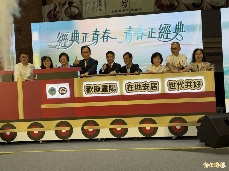 重陽敬老！百歲人瑞增740人 衛福部花近億元送金鎖片