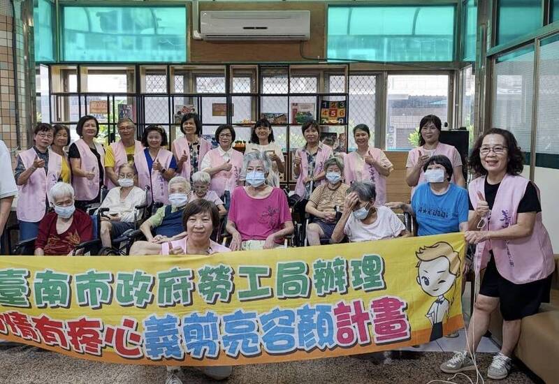 秋節義剪傳愛 南市勞工局養護中心送關懷