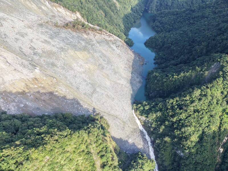 湖面水位又升高5公分！萬里溪堰塞湖最新空拍畫面曝