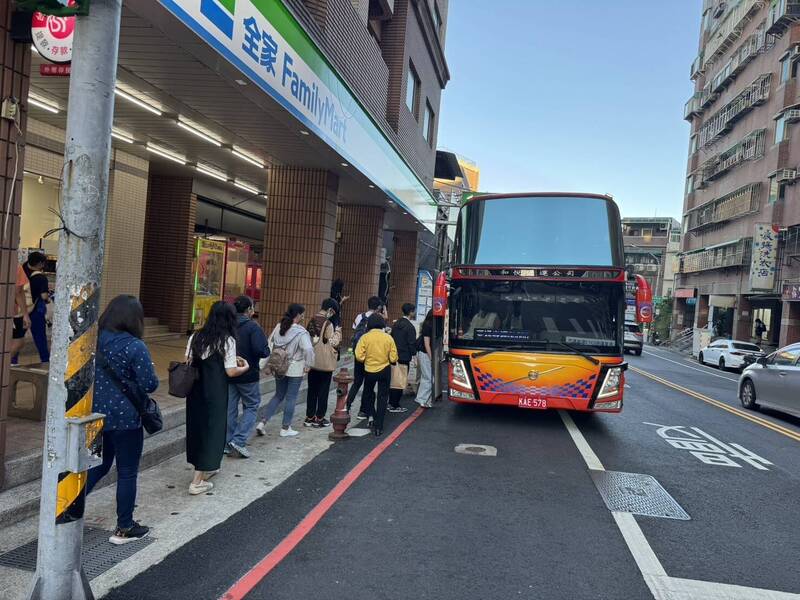 國道客運尖峰一位難求 桃市租遊覽車加開5250B、9023A紓解通勤人潮