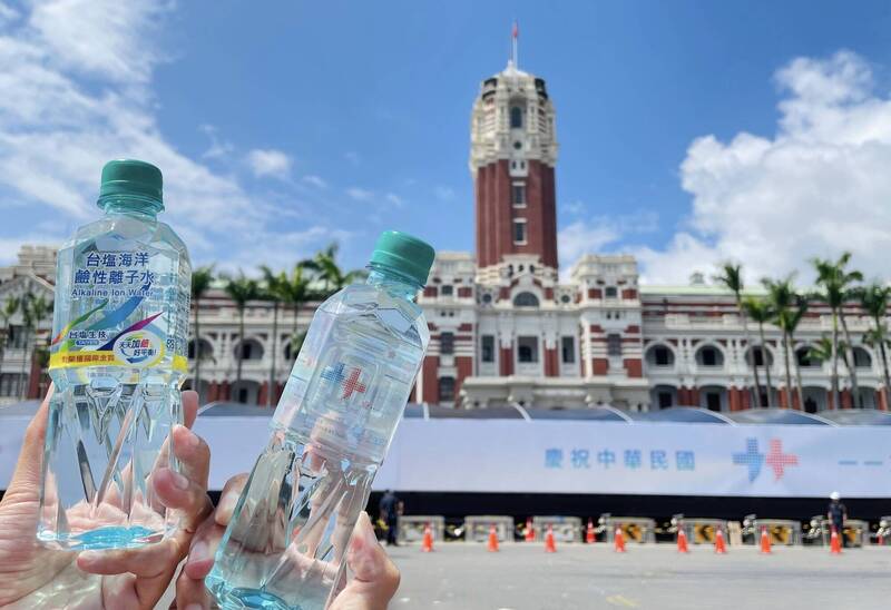 獲選國慶用水 台鹽水雙十紀念瓶限量開賣