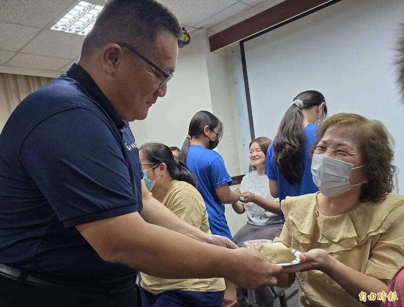 謝師恩  台南佳里延平國小傑出校友帶學弟妹做優格