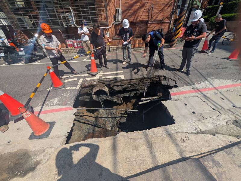 天坑照曝光！新北中和路面塌陷 公務員勘查跌入坑內