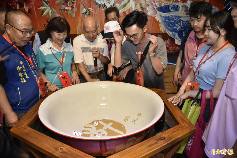南崁五福宮中秋博餅  千人擲骰歡度佳節