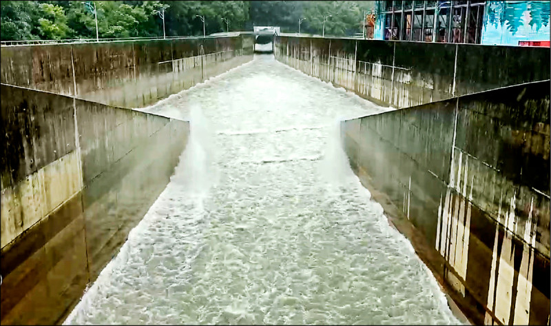 豪雨灌飽石門水庫集水區 阿姆坪防淤隧道啟動排砂