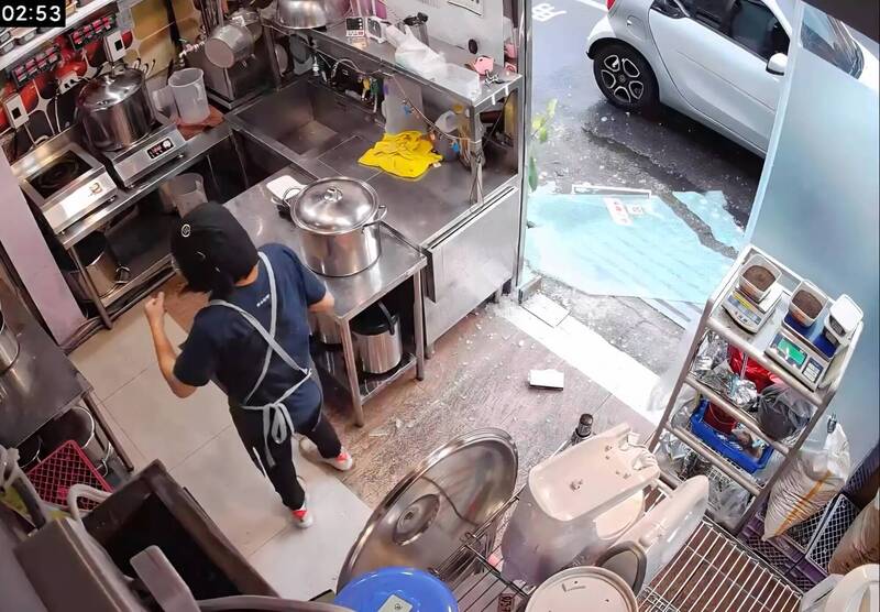 白海豚強風吹倒玻璃門 礁溪手搖茶飲女店員驚魂瞬間曝光