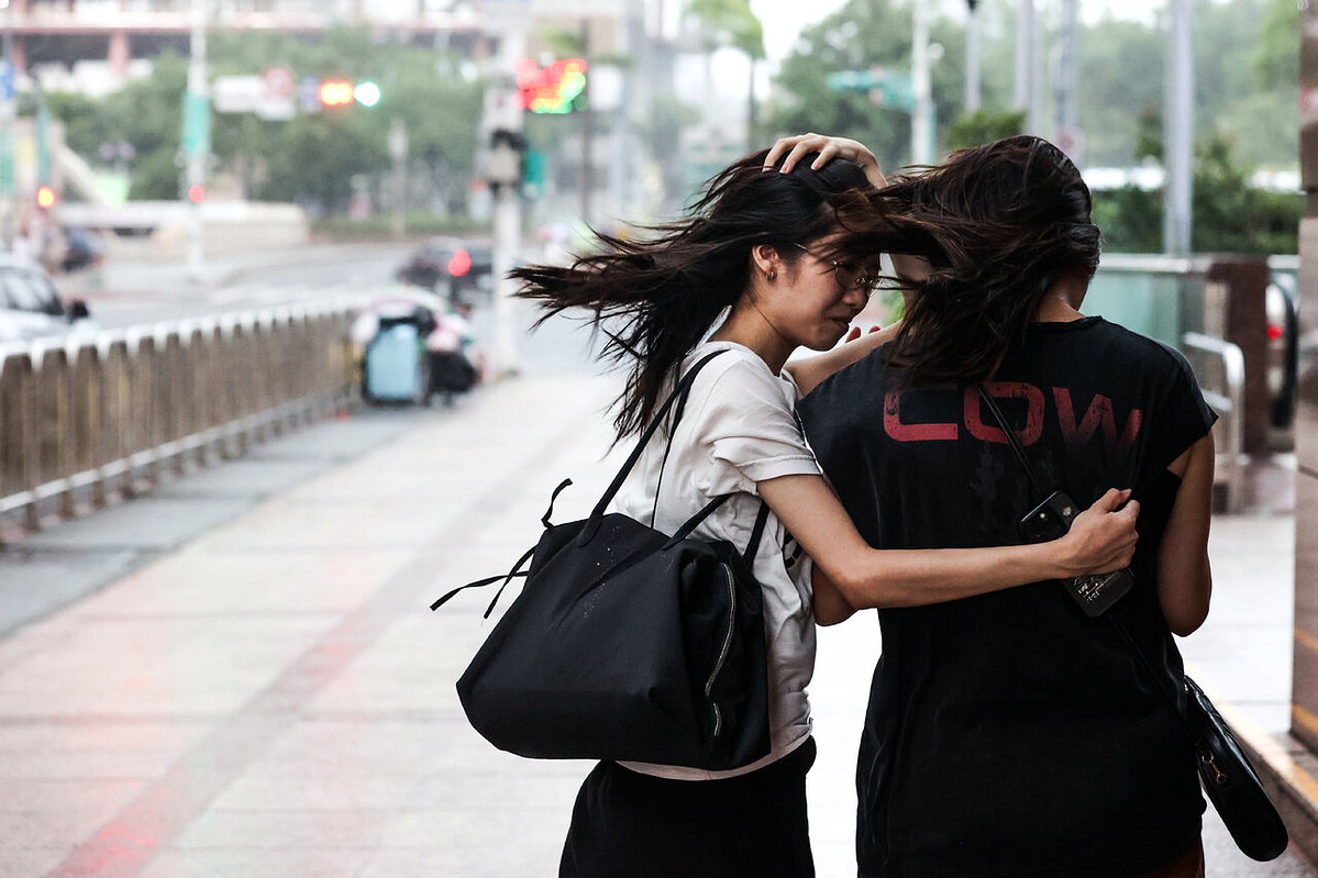 最快今晚海警、明下午陸警 薔琵恐以強颱下限侵台 氣象署曝風雨搖滾區