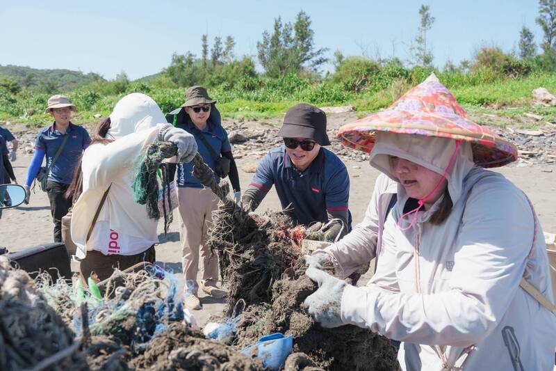 宜鼎國際號召300人蘇澳無尾港淨灘 清出880公斤海廢