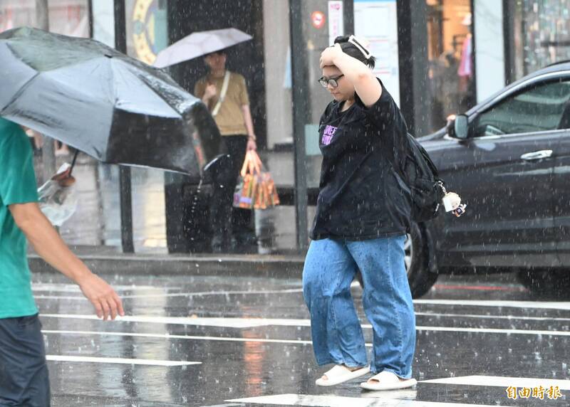 午後雨彈來襲！5縣市大雨特報 氣象署：注意雷擊、強陣風