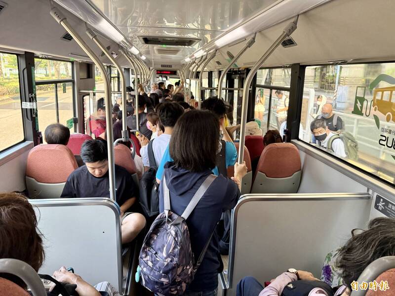 雙節公車退場災難！台灣大道公車「擠爆如沙丁魚」 通勤族哀嚎