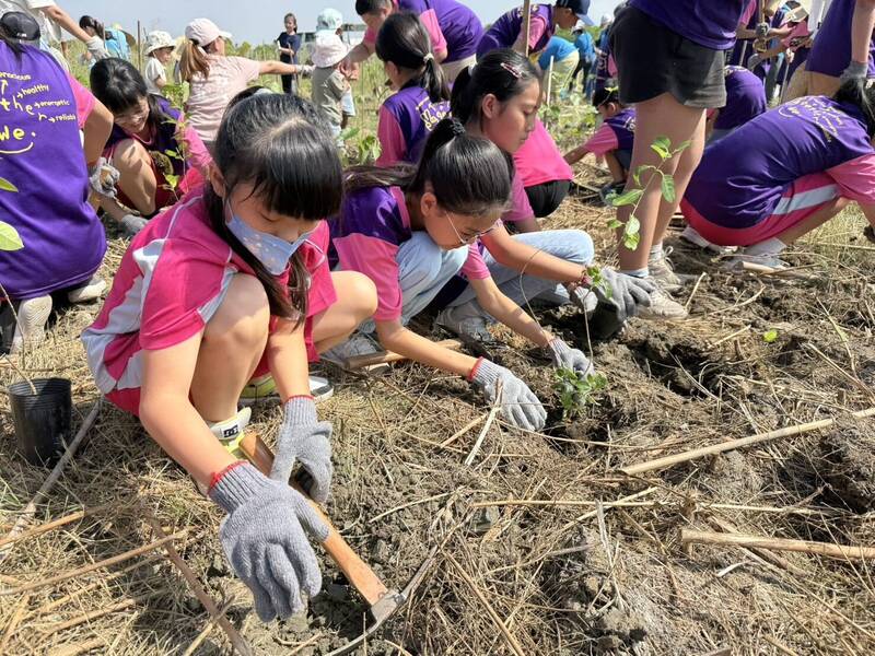 高雄市前峰國小師生走進茄萣濕地  3年種600棵植物