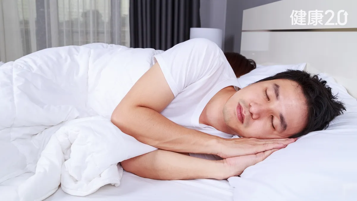 養生保健枕頭不是愈高愈好！專家揭側睡關鍵高度 睡對呼吸更順、鼾聲變小