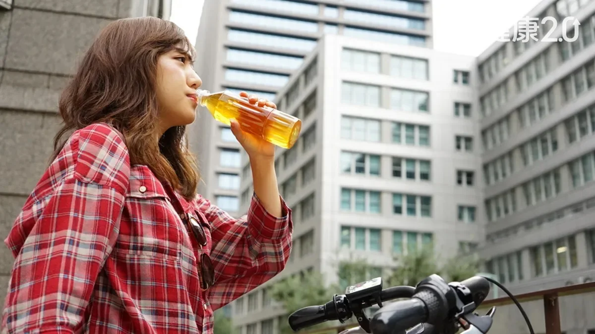 這些水、茶包別亂喝！小心喝進百億顆微塑膠 積在肝臟、肺臟排不出