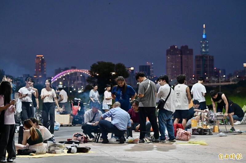 圖輯》中秋賞月就是要烤肉！ 河濱公園「大會烤」香氣四溢