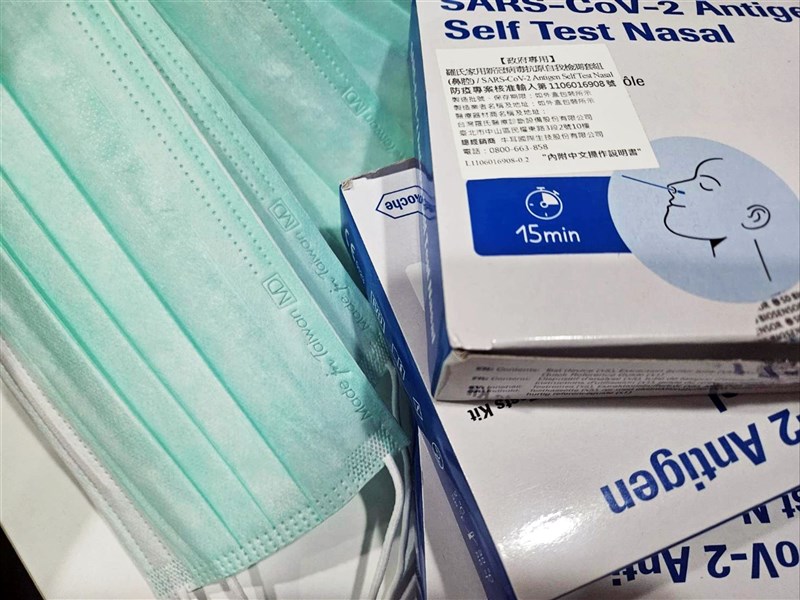 COVID-19上週重症72例、14死創本季新高　疾管署籲人多時戴口罩