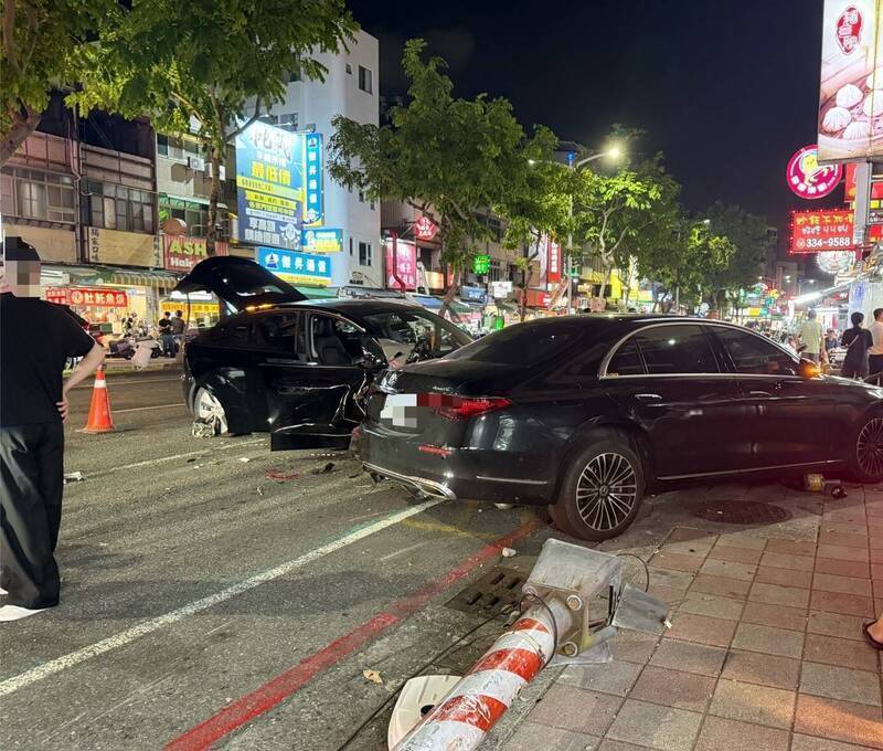 特斯拉差點撞進夜市！高雄賓士車挨撞避免更大傷亡被讚爆